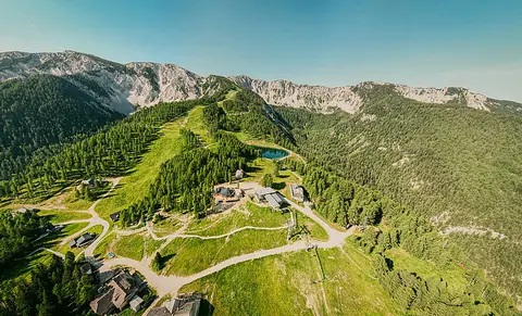 Familien am Petzen Erlebnisberg im Sommer — Gondelbahn und Bergpanorama