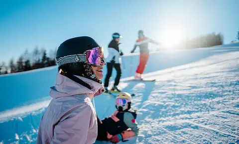 Familie beim Skifahren im Skigebiet Petzen im Winter