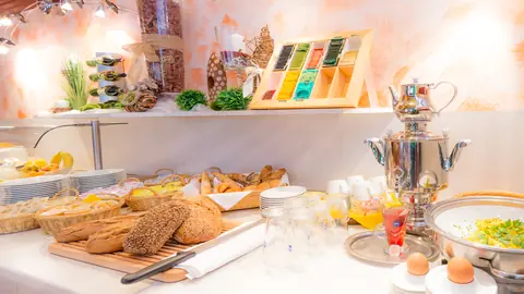 Brotauswahl mit Samowar, Tee und gekochten Eiern