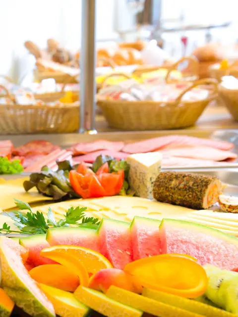 Frühstücksbuffet — Käse, Wurst und Aufschnitt mit frischem Obst