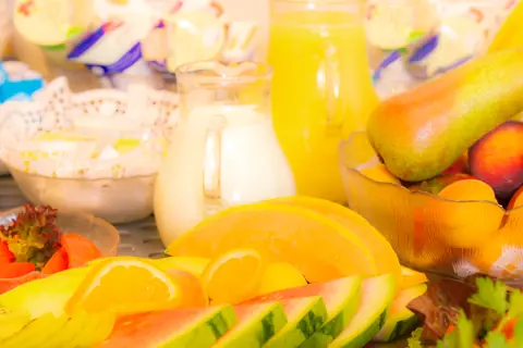 Frühstücksbuffet — frisches Obst, Melone und Orangensaft