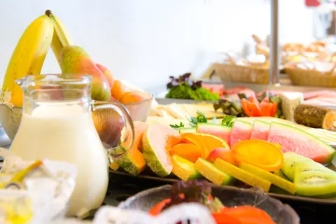 Frischer Obstteller — Kiwi, Melone und Aprikosen