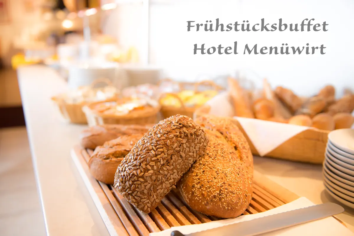 Frisch gebackene Mehlspeisen aus der hauseigenen Backstube des Gasthof Menüwirt — Apfelstrudel, Topfenstrudel und Kuchen