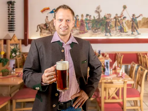 Gastgeber Heinz Richler in Kärntner Tracht
