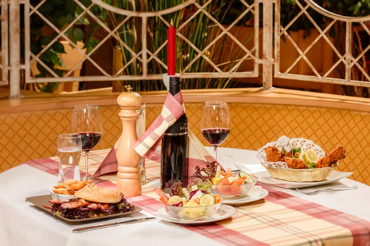 Festlich gedeckter Tisch mit Weingläsern für das Abendessen im Restaurant Menüwirt