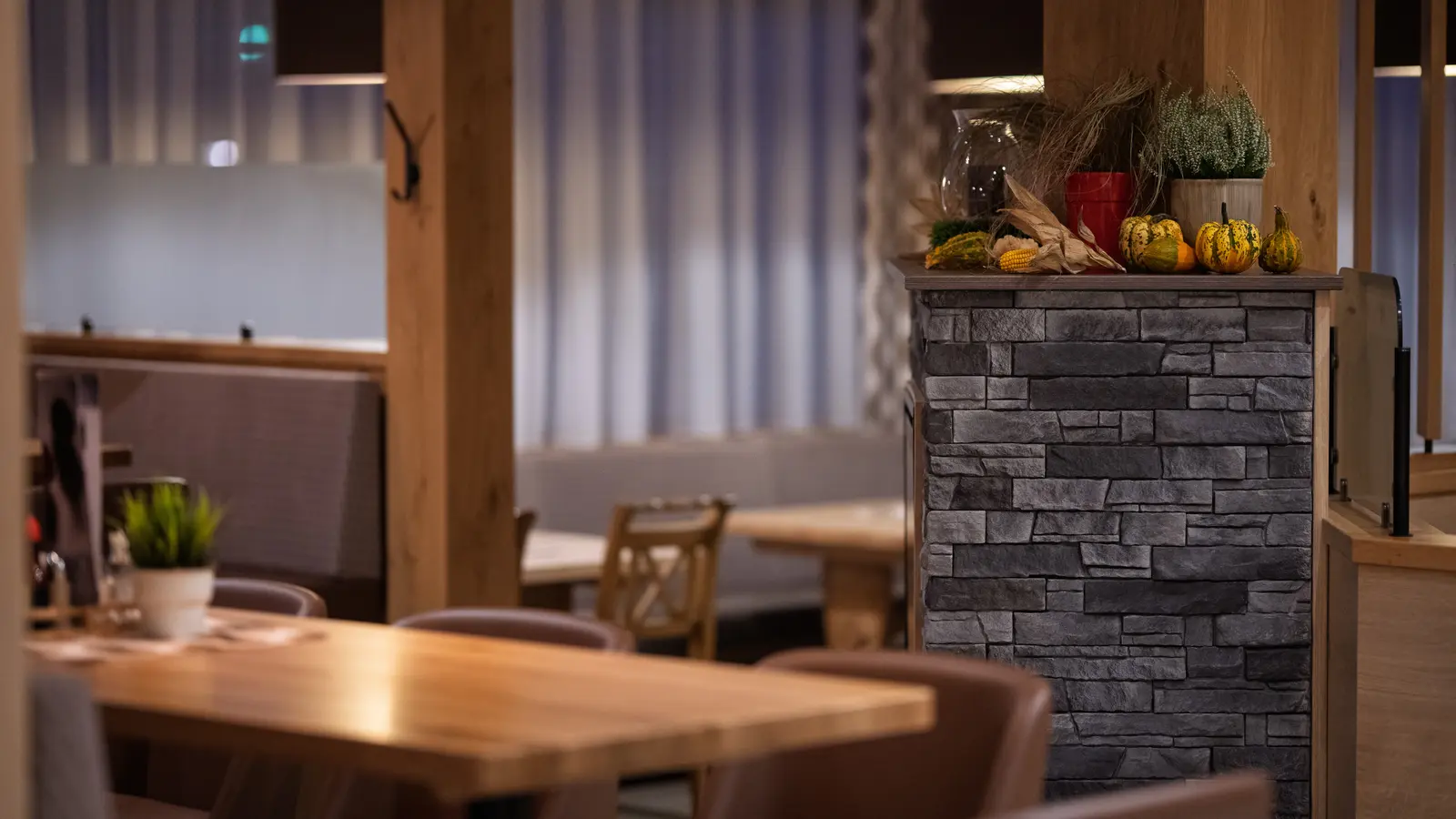 Gemütlicher Gastraum des Menüwirt für das Mittagessen am Klopeiner See