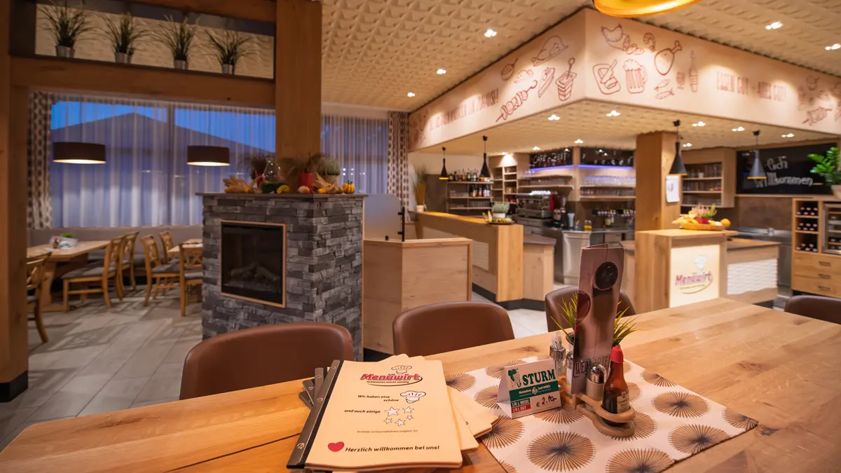 Speisekarten auf dem Tisch im Restaurant Menüwirt