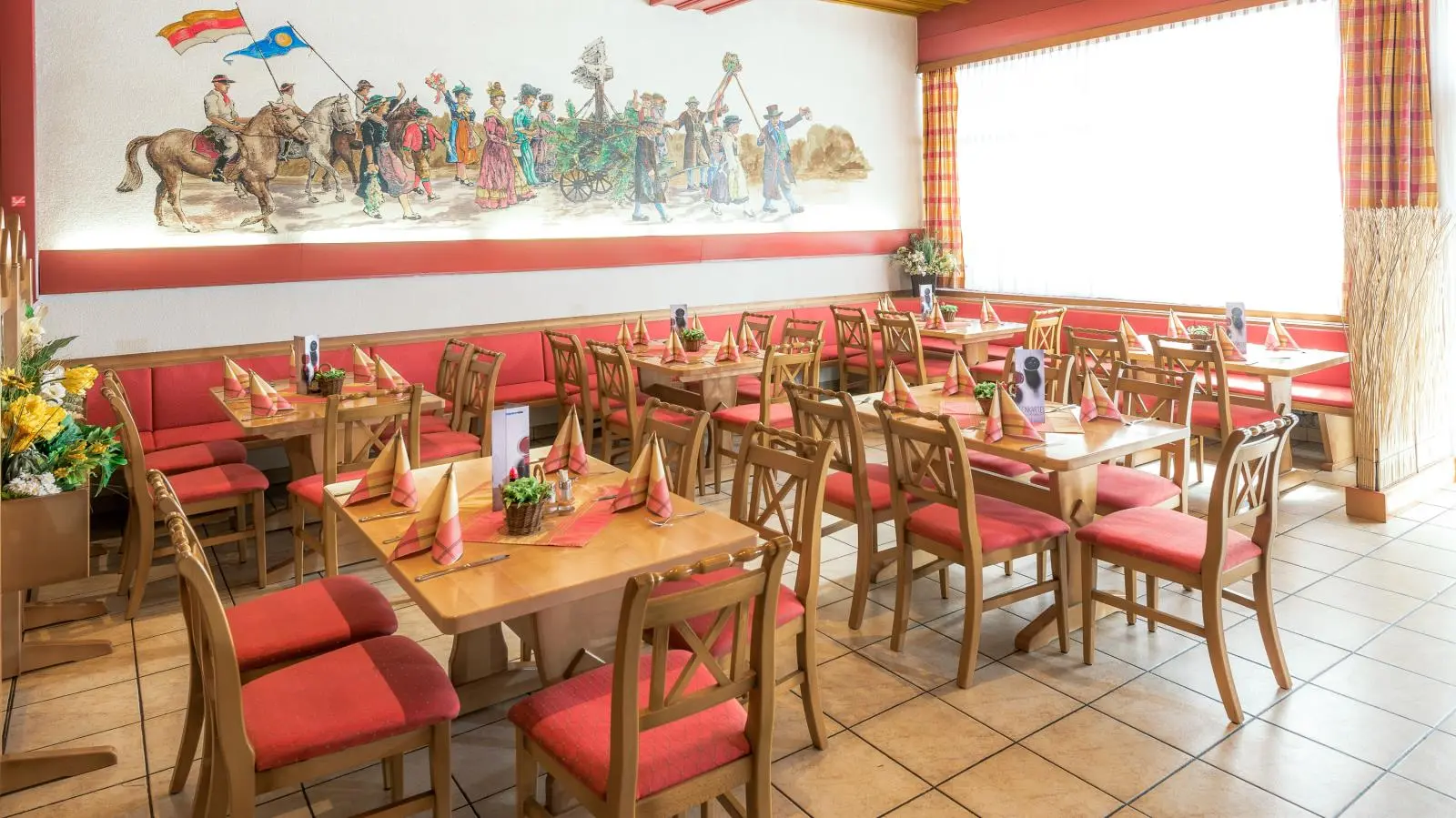 Heller Gastraum des Gasthof Menüwirt am Klopeiner See mit Mittagsgästen und großem Salatbuffet